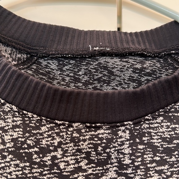 Lululemon black and white crewneck top. Size 4 women’s. - Picture 4 of 4